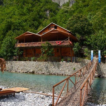 Готель Eagles Land Koman Екстер'єр фото