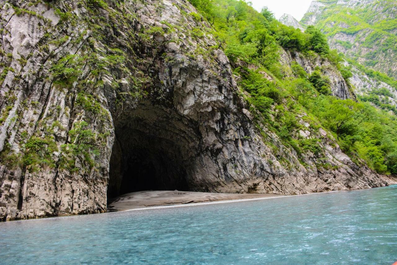 Готель Eagles Land Koman Екстер'єр фото