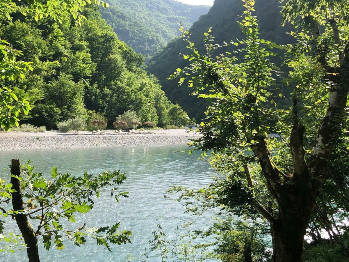 Готель Eagles Land Koman Екстер'єр фото
