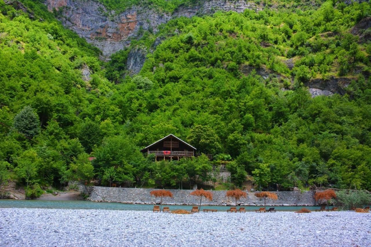Готель Eagles Land Koman Екстер'єр фото