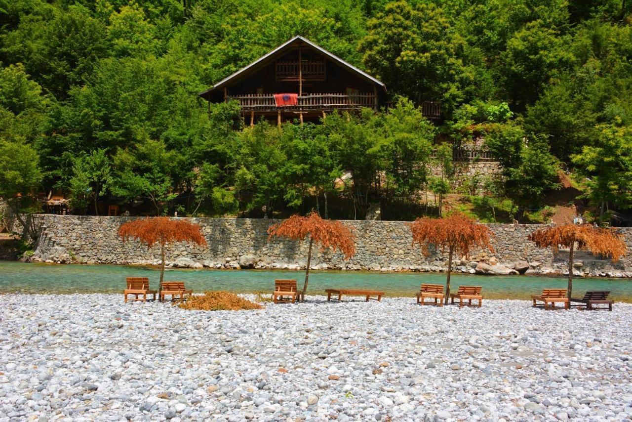 Готель Eagles Land Koman Екстер'єр фото